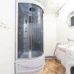 Kúpeľňa so sprchovacím boxom a miestom na práčku, byt B. Němcovej