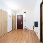 Priestranná vstupná chodba s plávajúcou podlahou v 3-izbovom byte vo Veľkom Krtíši