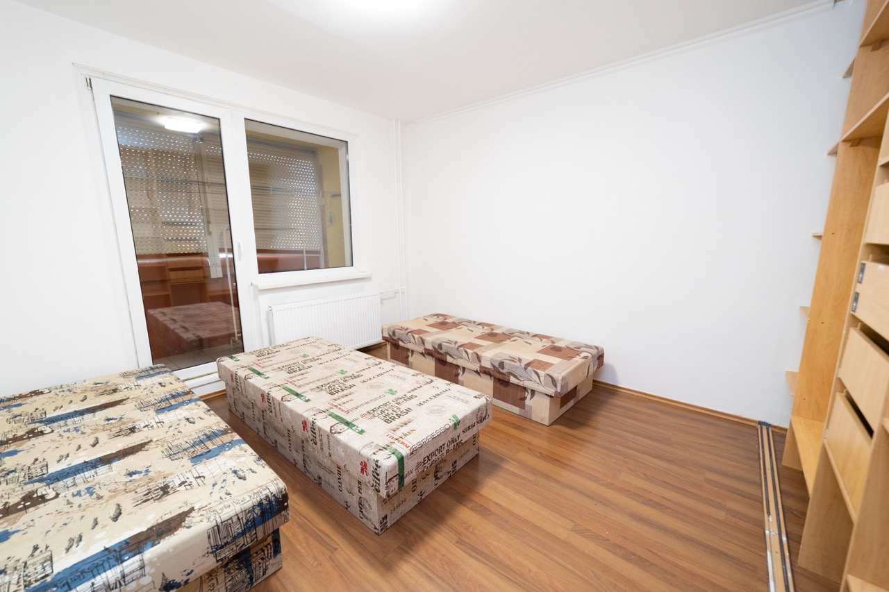 Najväčšia izba s preskleným východom na priestranný balkón, byt B. Němcovej