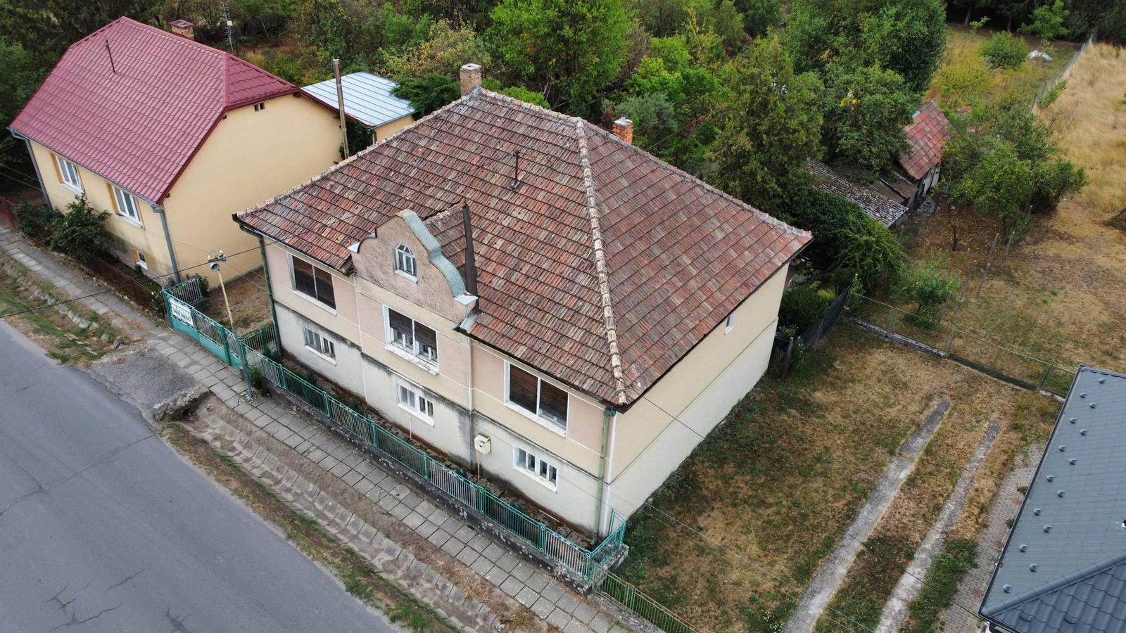Rodinný dom Bušince, letecky pohlad na dom Letecky pohlad na rodinný dom v Bušinciach so strechou z pálenej škridly