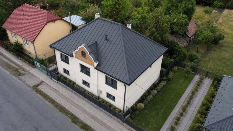 Nezävazná vizualizácia možnej modernizácie fasády a strechy domu v Bušinciach