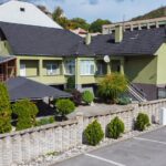 Rodinný dom na predaj v centre Modrého Kameňa, pohľad na dom a pozemok