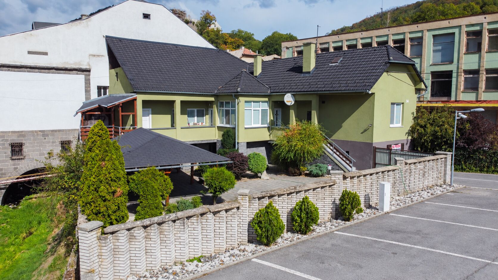 Rodinný dom na predaj v centre Modrého Kameňa, pohľad na dom a pozemok