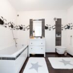 Zrekonštruovaná kúpeľňa s vaňou a WC