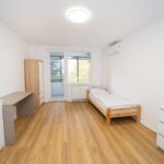 Samostatná izba s výstupom na balkón – byt Venevská